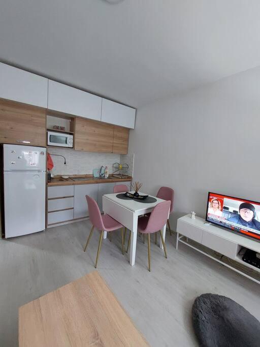 City Center Chic, Urban Apartment Skopje Exterior photo